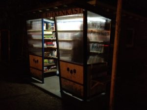 De openbare boekenkast in het donker
